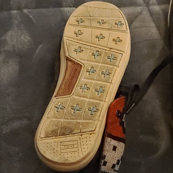 Toms shoes size 11 - Picture 3 of 3